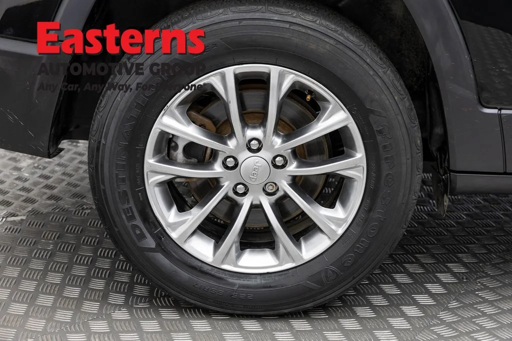 Used 2021 Black Jeep Latitude Plus image 30