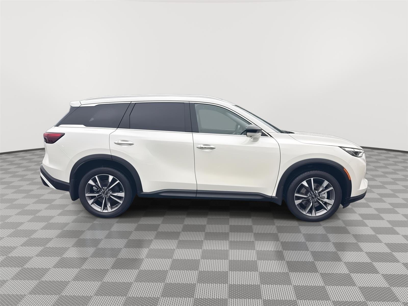 Used 2023 Majestic White INFINITI LUXE image 5