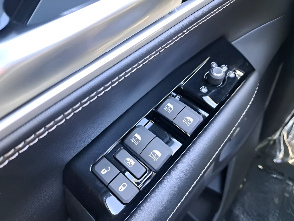 New 2026 Silver-Zynith Exterior Paint Jeep  image 23