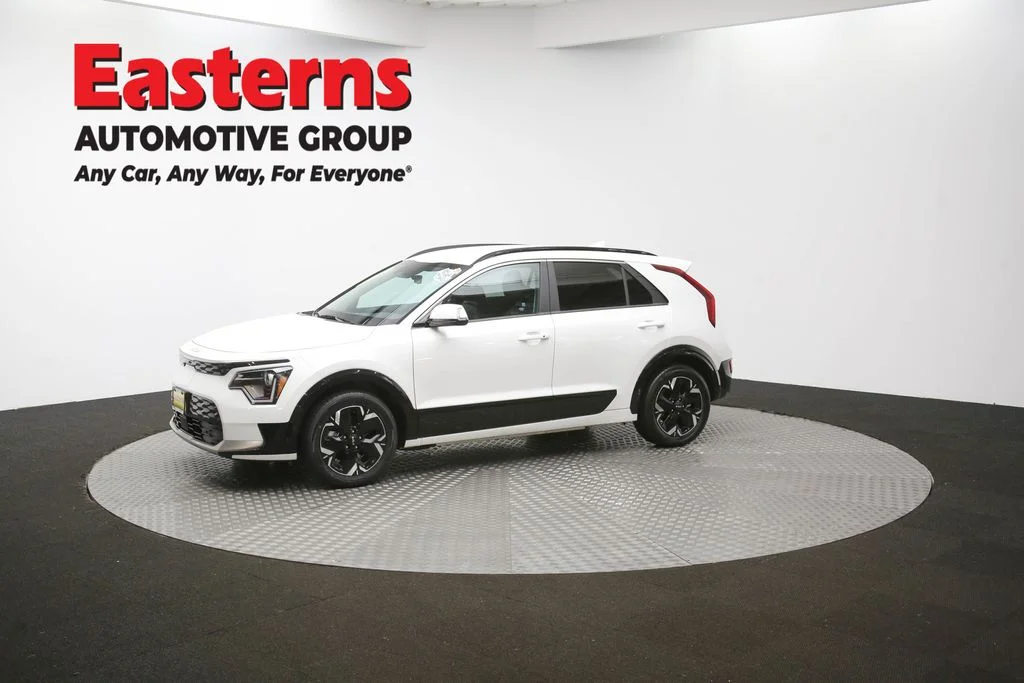 Used 2024 White Kia Wind image 57