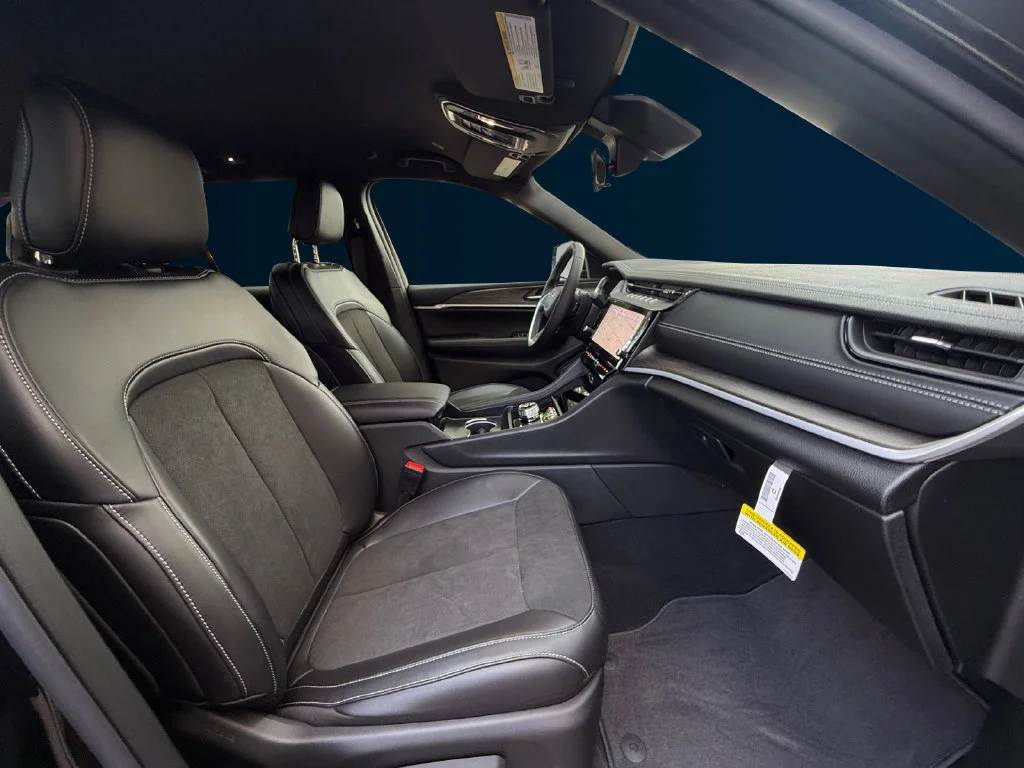 New 2027 Black Jeep Laredo Altitude image 17