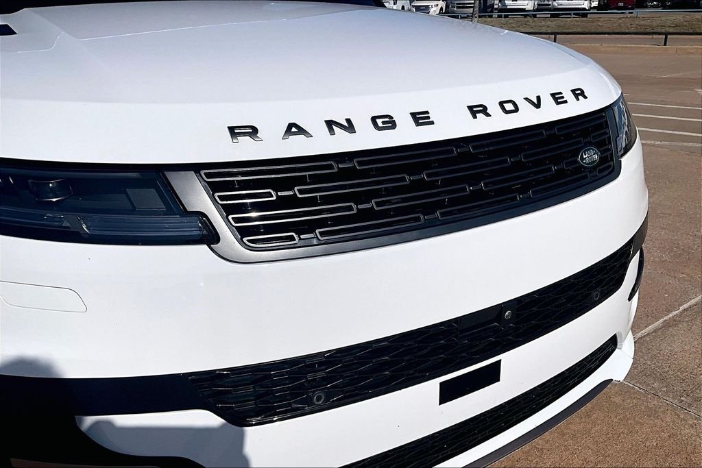 Used 2023 White Land Rover SE Dynamic image 29