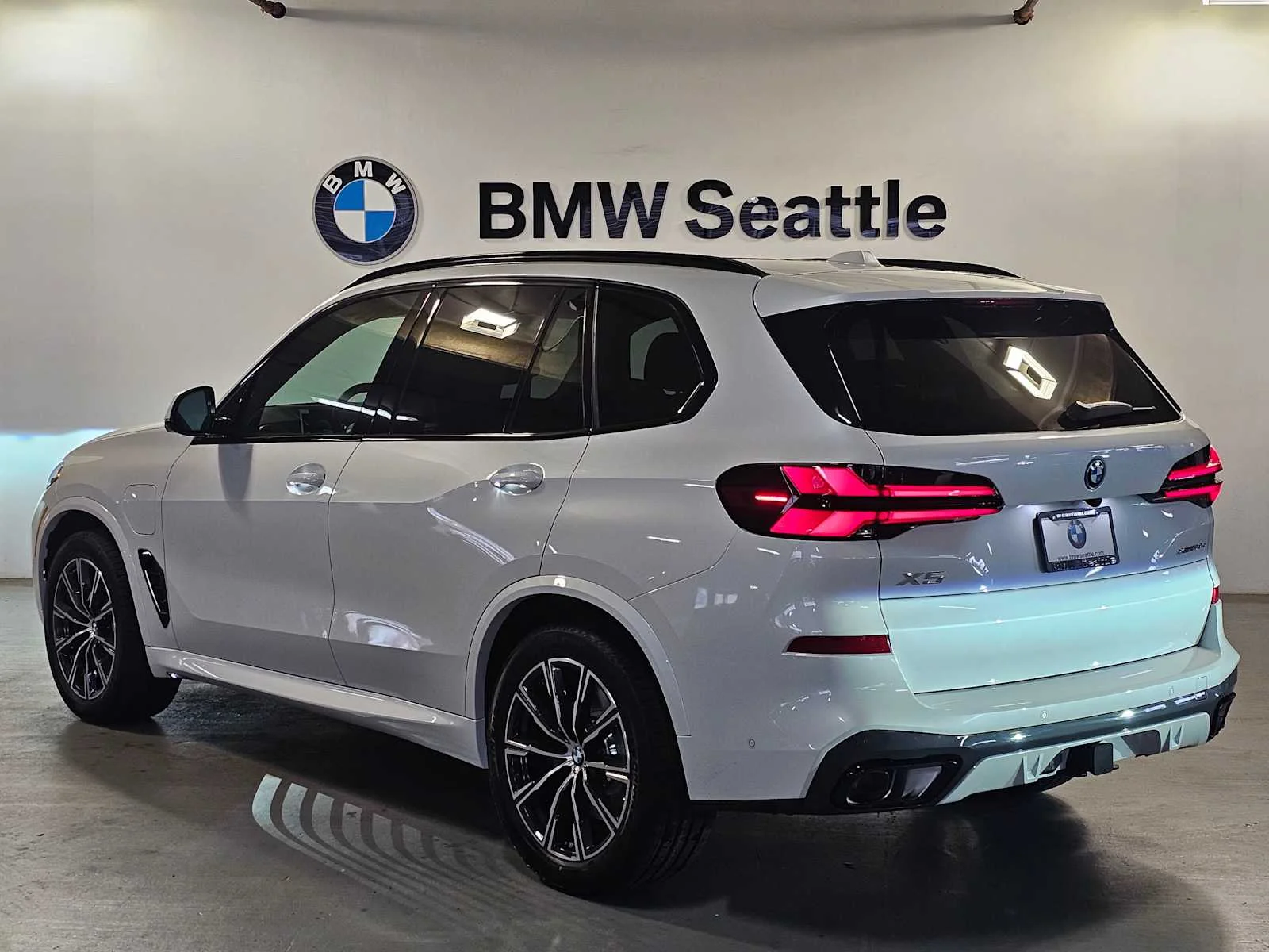 New 2026 Mineral White Metallic BMW xDrive50e image 4