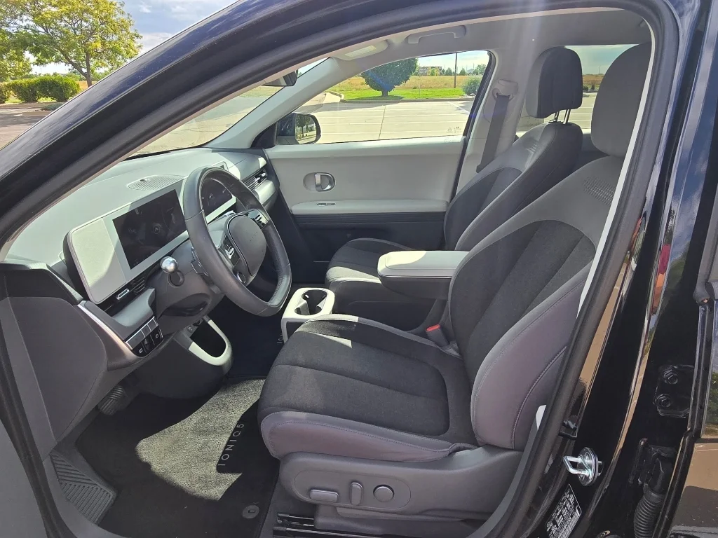 Used 2023 Abyss Black Hyundai SE image 13