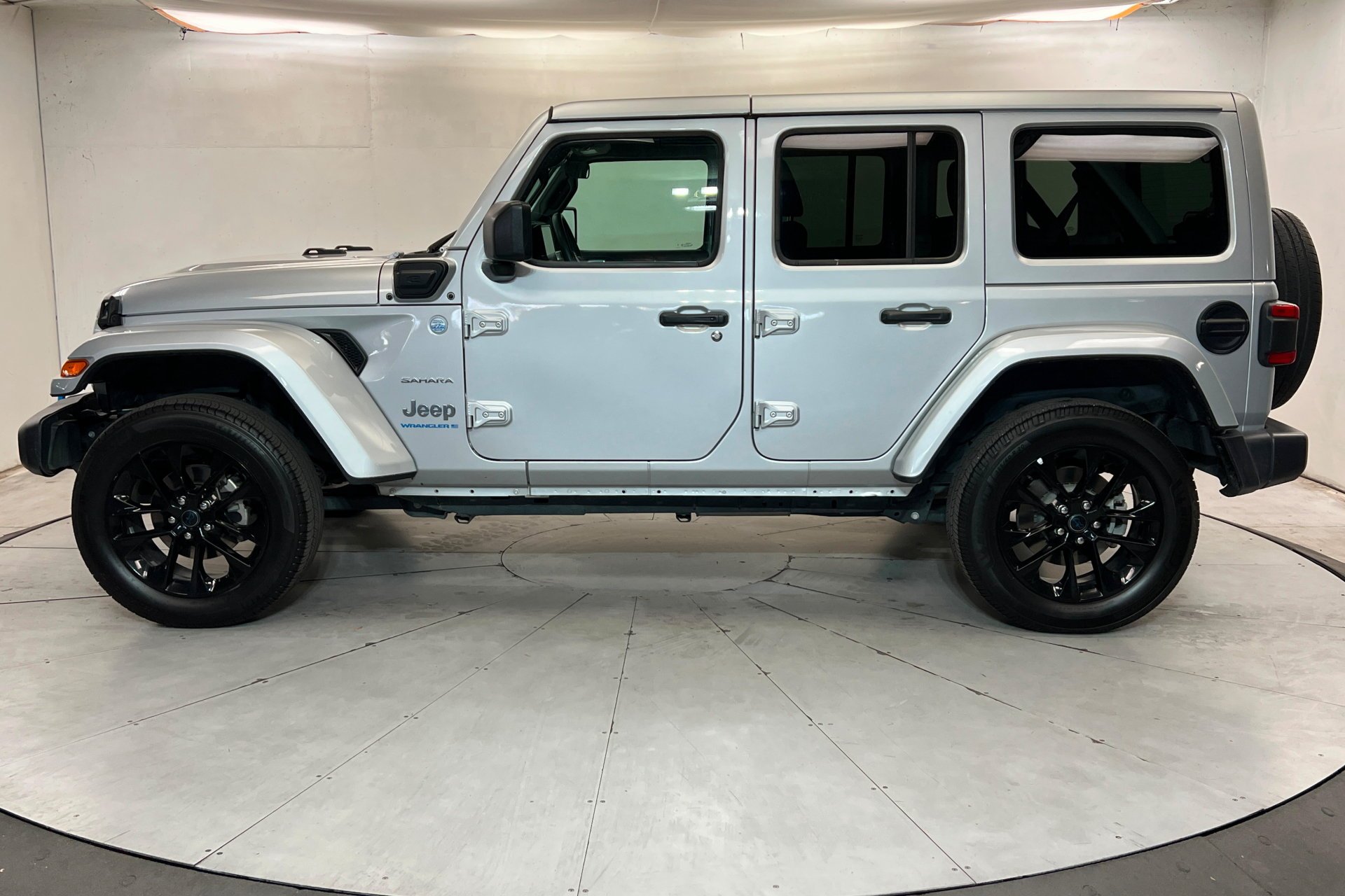 Used 2024 Silver Zynith Clearcoat Jeep Sahara image 2