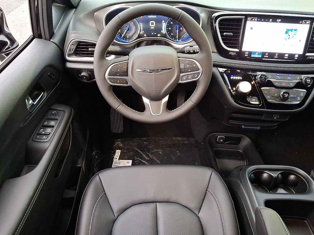 New 2026 Diamond Black Crystal Pearl-Coat Exterior Paint Chrysler Select image 8