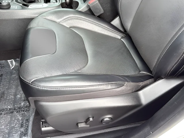 Used 2022 White Jeep Limited image 16