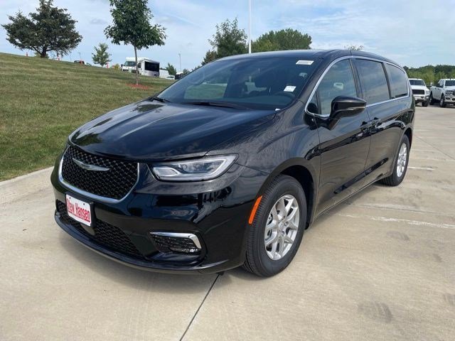 2026 Chrysler Pacifica Select's photo