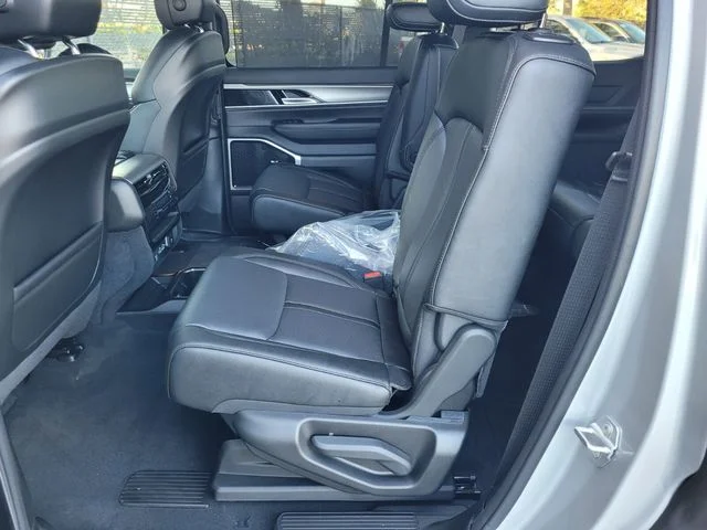 New 2026 Silver-Zynith Exterior Paint Jeep Limited Reserve image 7