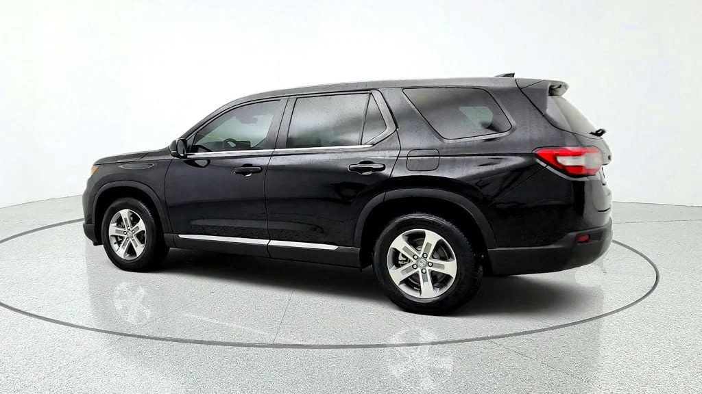 Used 2023 Crystal Black Pearl Honda EX-L 8 Seater 2WD image 7