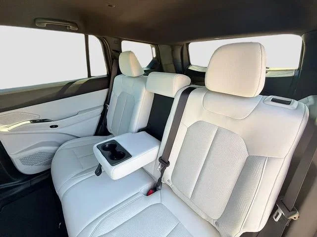 New 2026 Diamond Black Crystal Pearlcoat Jeep Laredo image 26