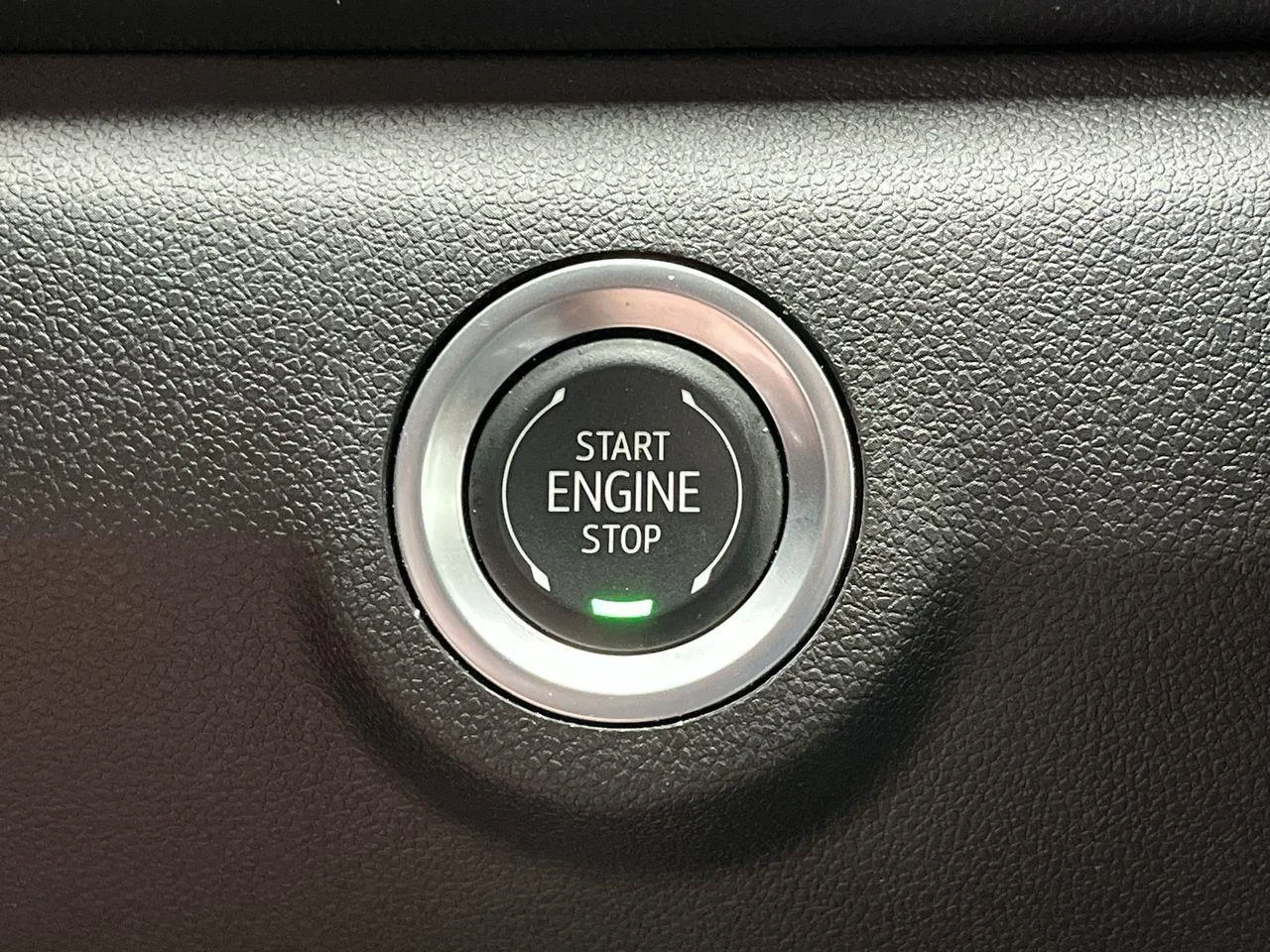 Used 2025 Riverstone Metallic GMC Elevation image 19