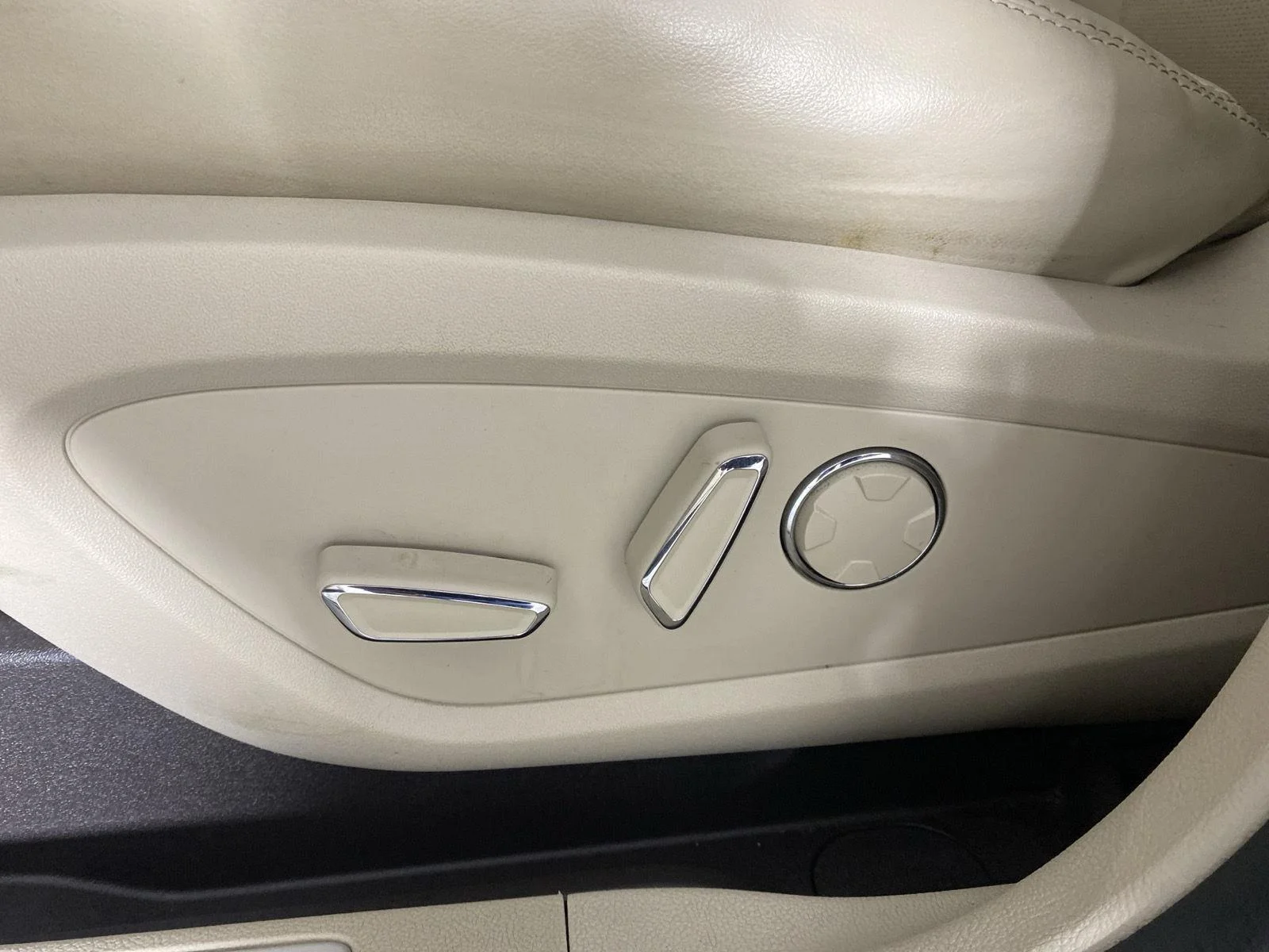 Used 2019 Infinite Black Metallic Lincoln Select image 11