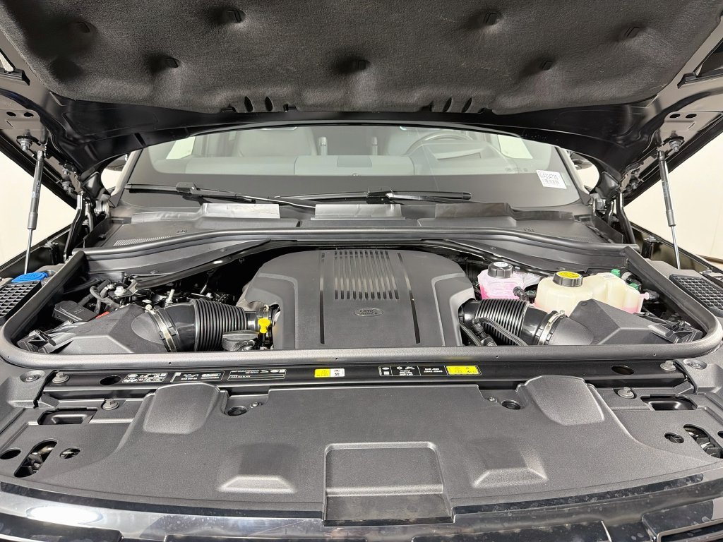 New 2027 Santorini Black Land Rover SE image 32