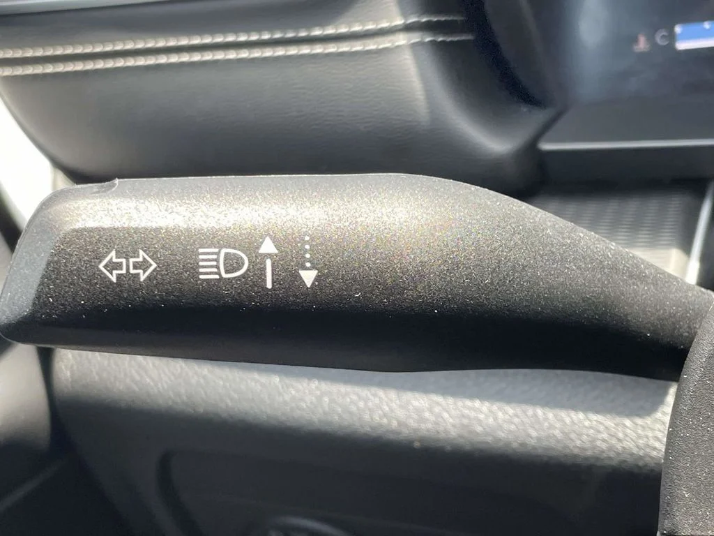 Used 2025 Silver Jeep Altitude image 32