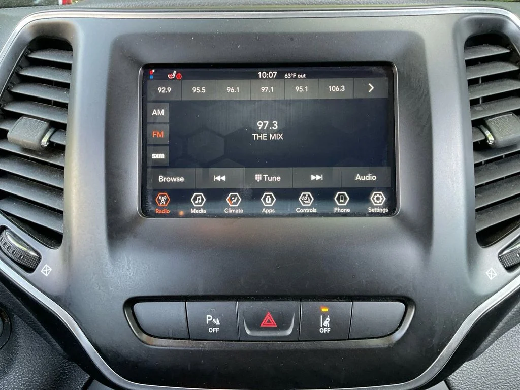 Used 2021 White Jeep Latitude Plus image 20