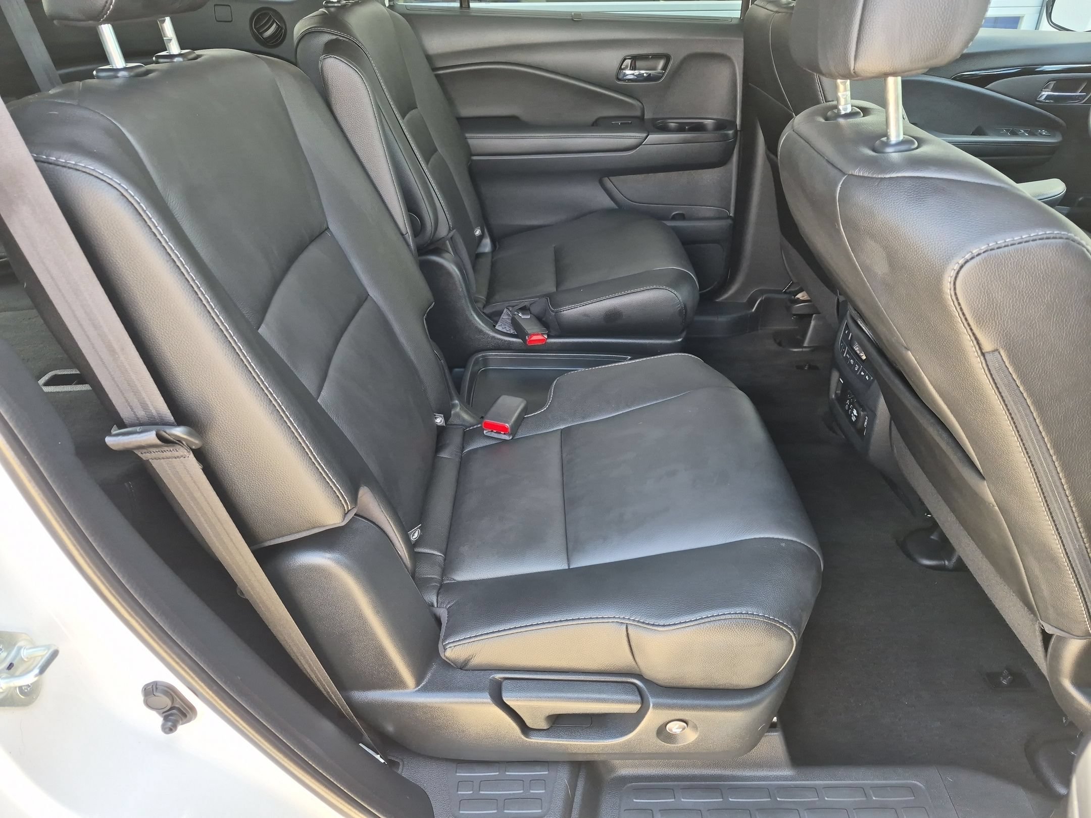 Used 2022 White Honda Touring 7-Passenger image 34