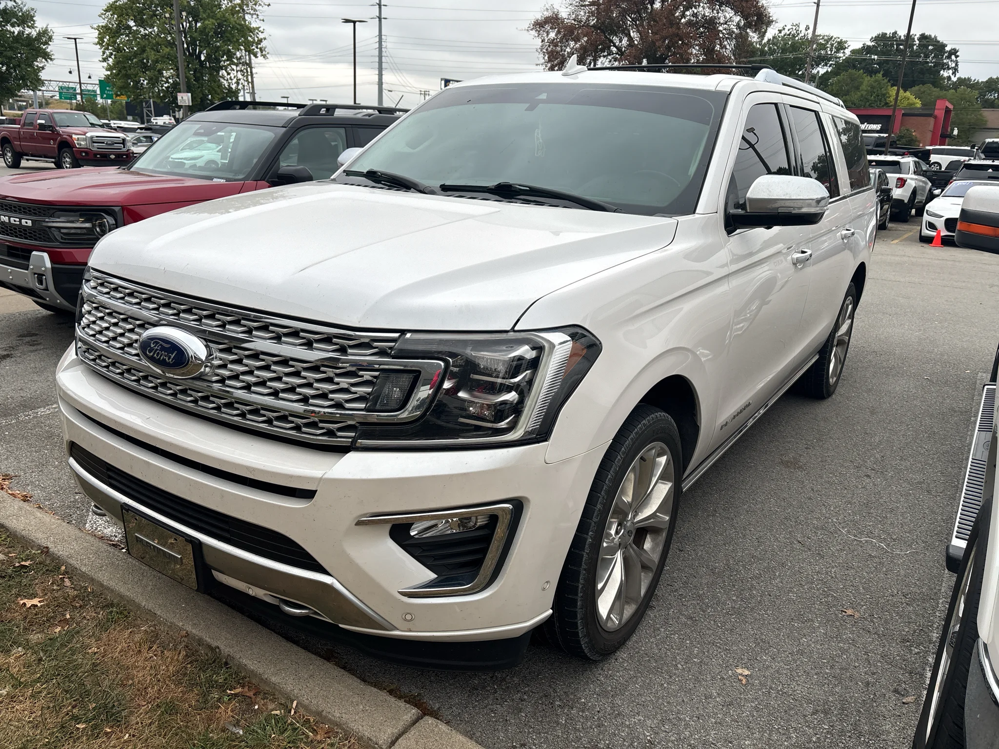 Used 2019 White Platinum Metallic Tri-Coat Ford Platinum image 2