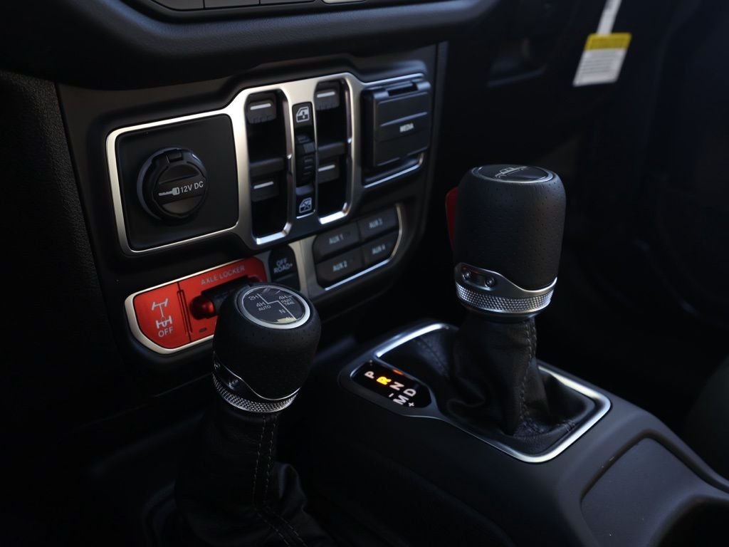 New 2026 Granite Crystal Metallic Clear-Coat Exterior Paint Jeep Mojave image 29