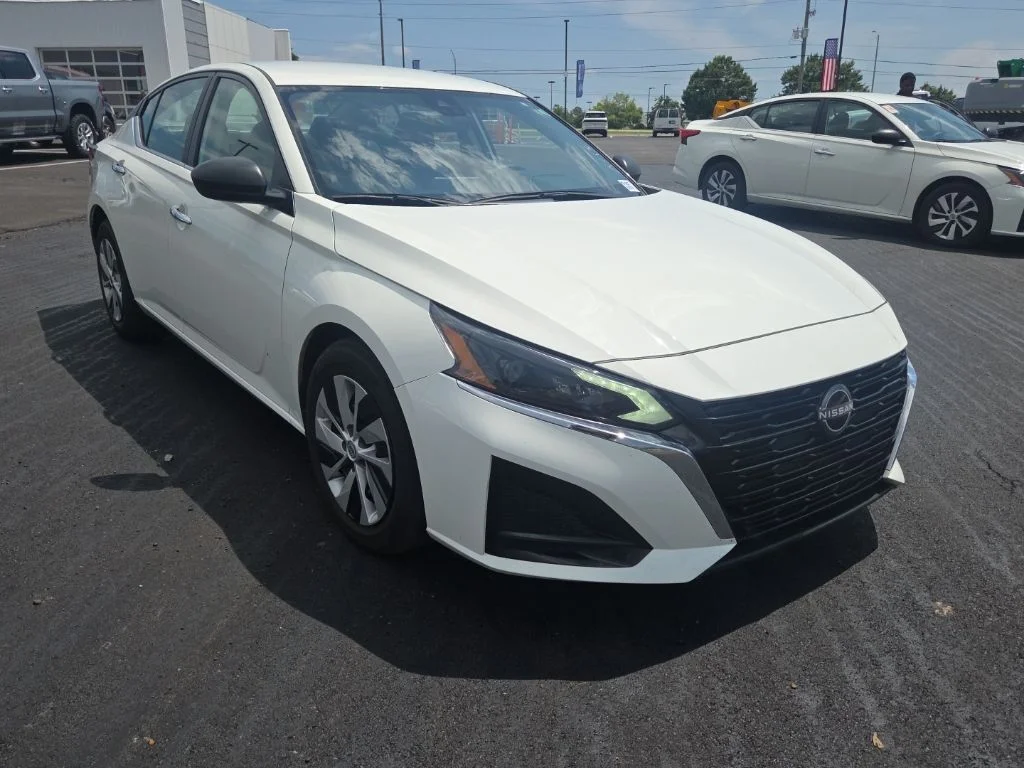 Used 2025 White Nissan 2.5 S image 1