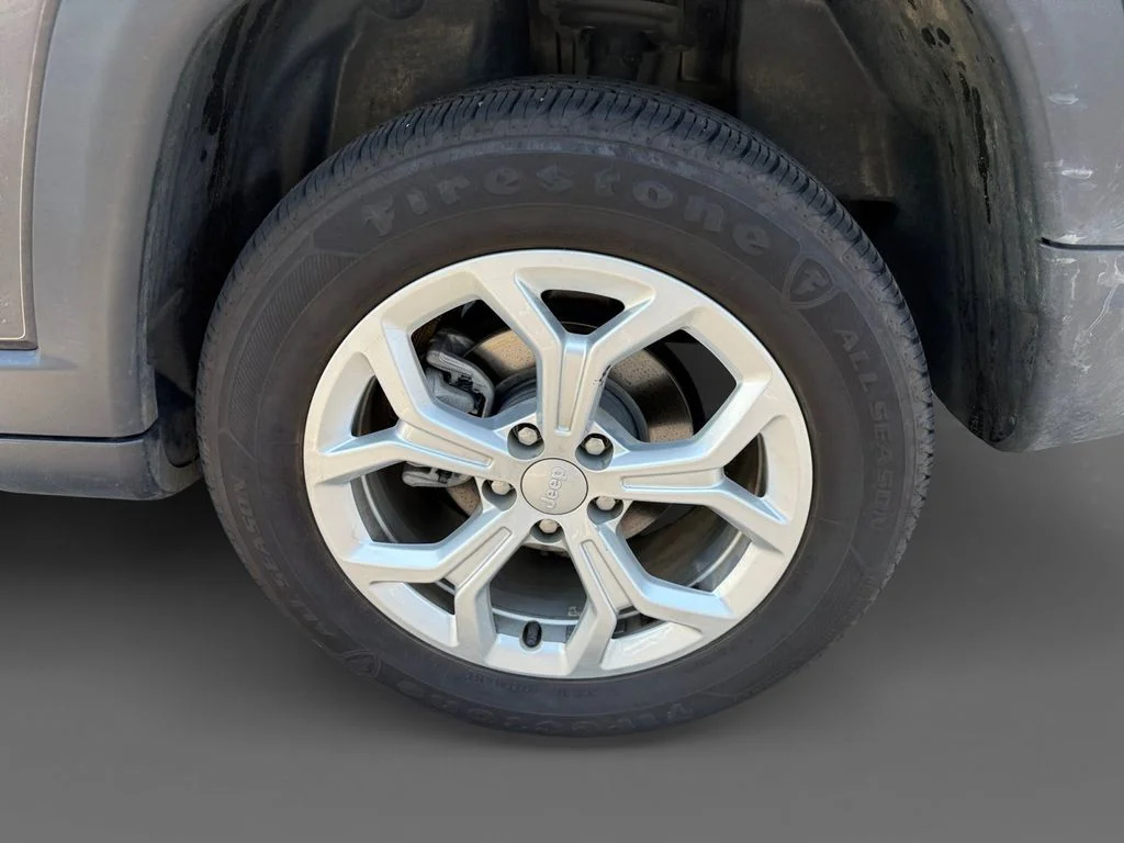 Used 2024 Gray Jeep Latitude image 8