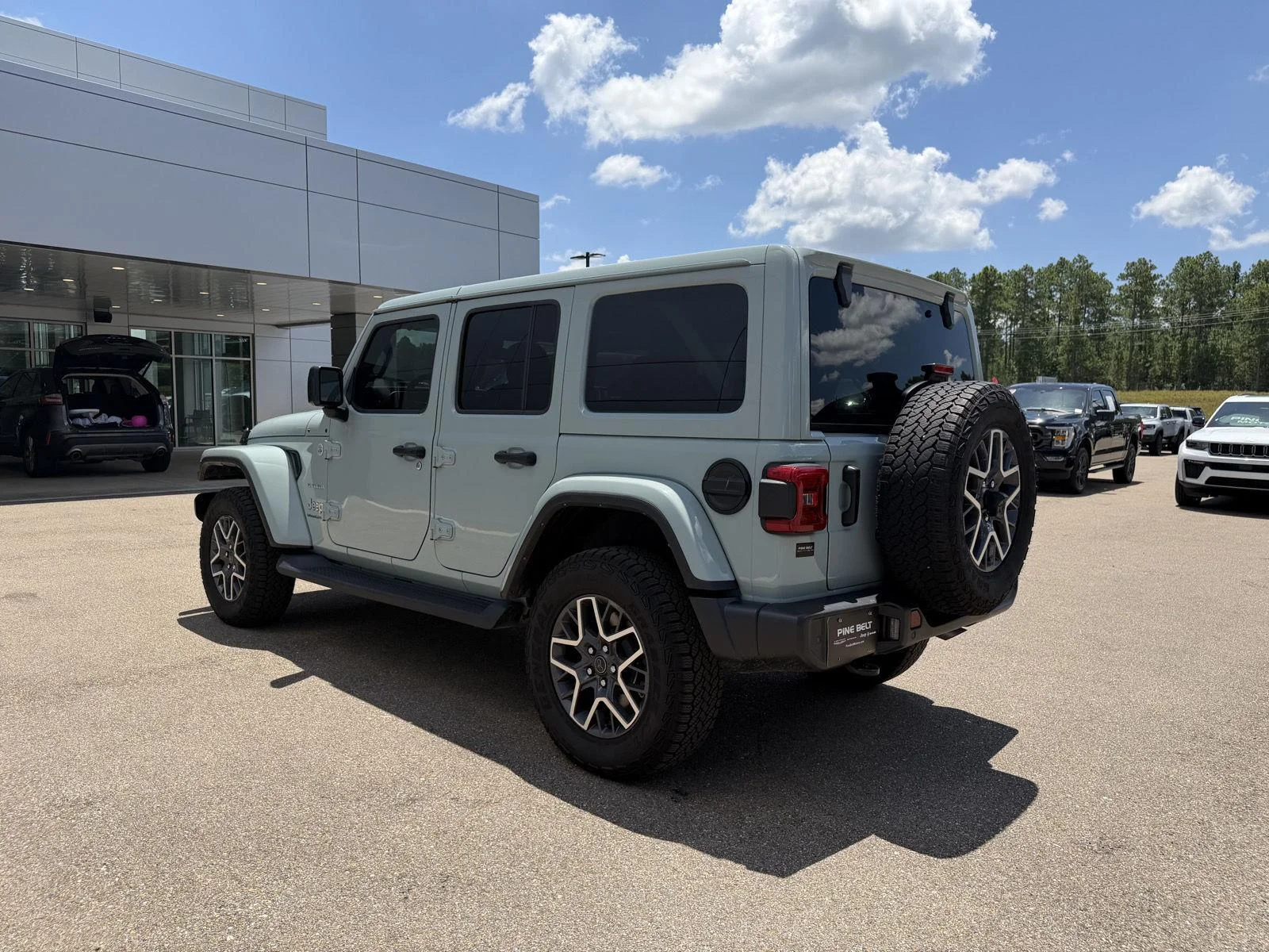 Used 2024 Earl Clearcoat Jeep Sahara image 4