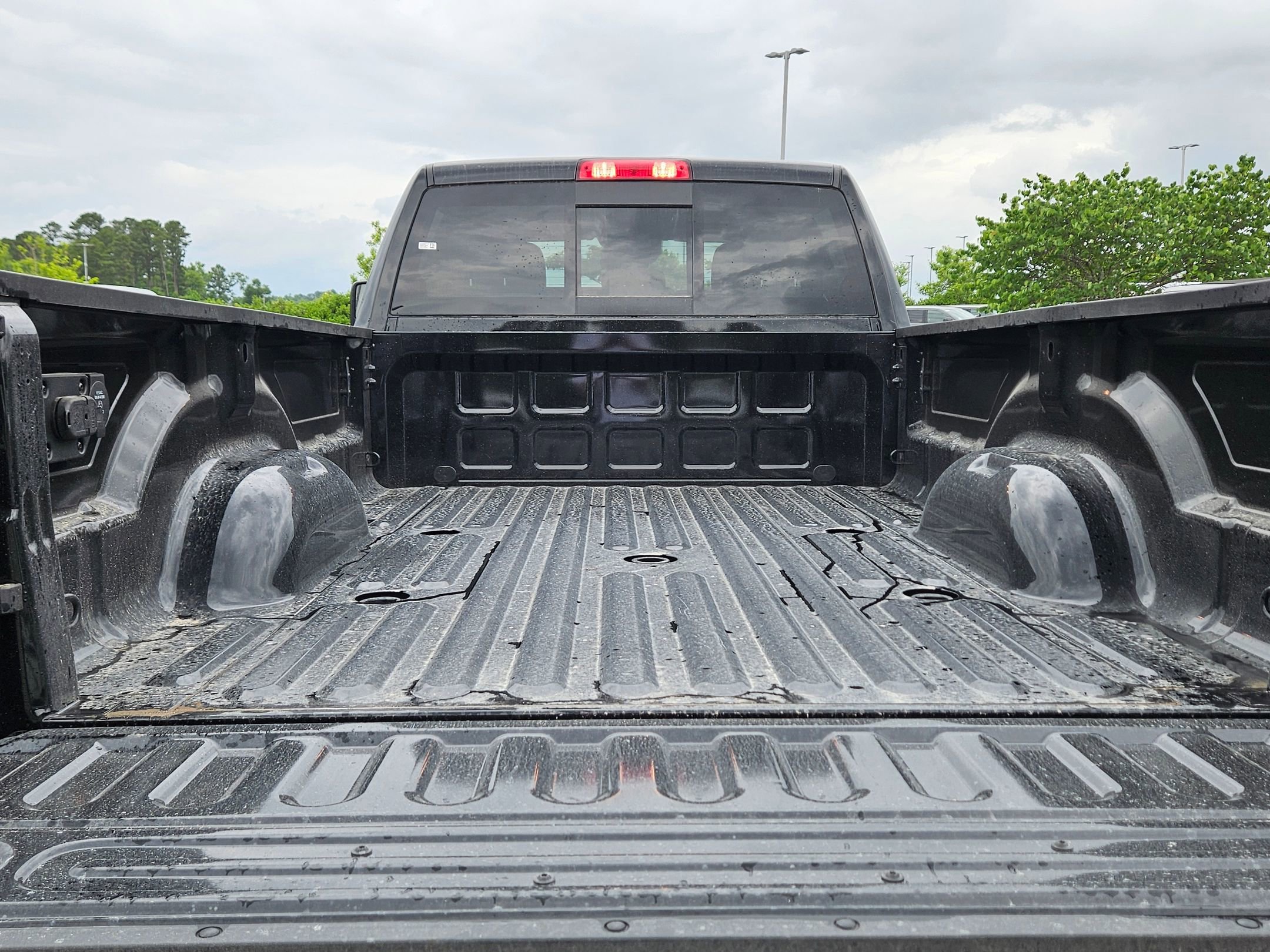 New 2026 Diamond Black Crystal Pearl-Coat Exterior Paint RAM Tradesman image 25