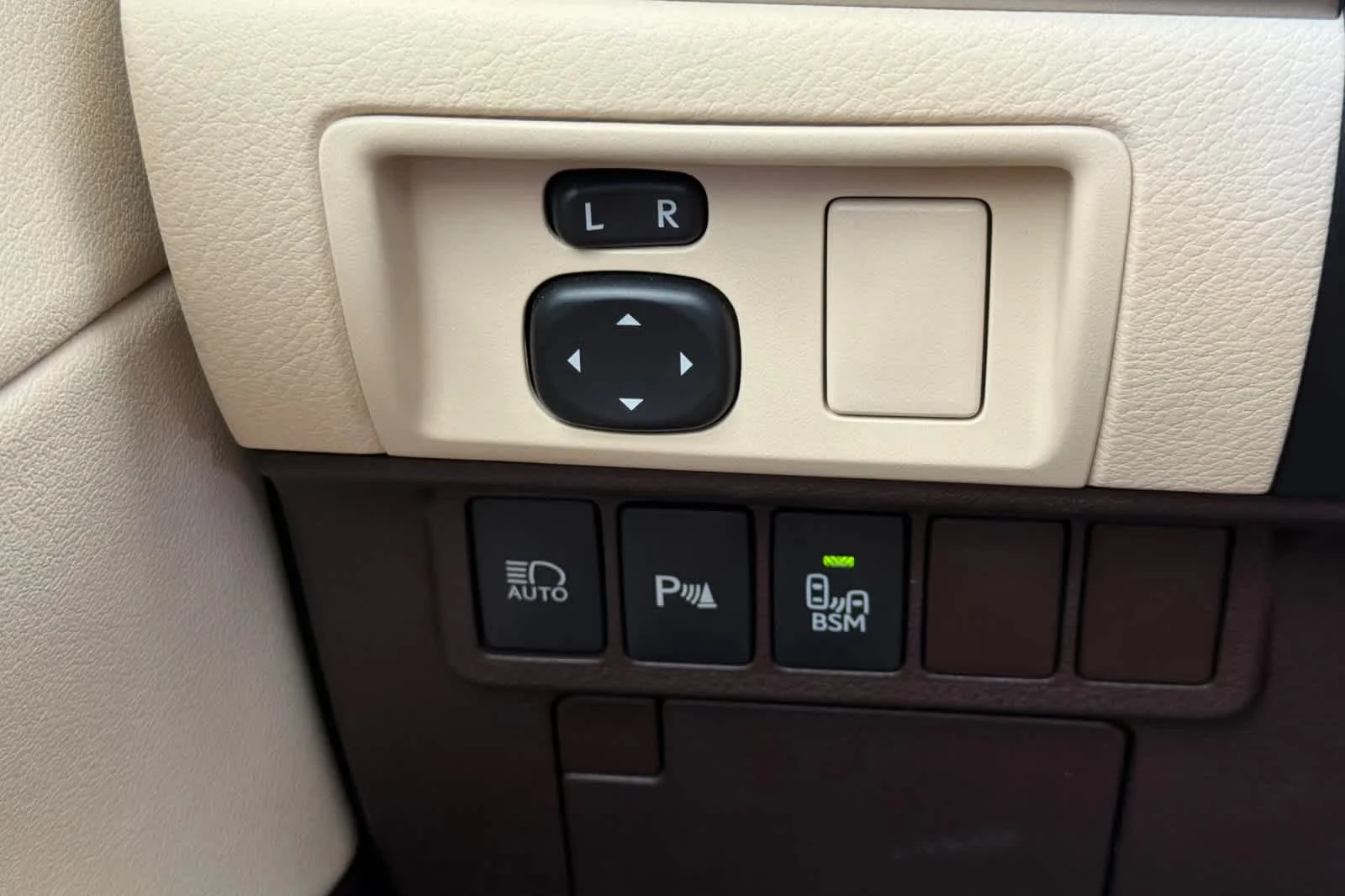 Used 2016 Eminent White Pearl Lexus  image 29