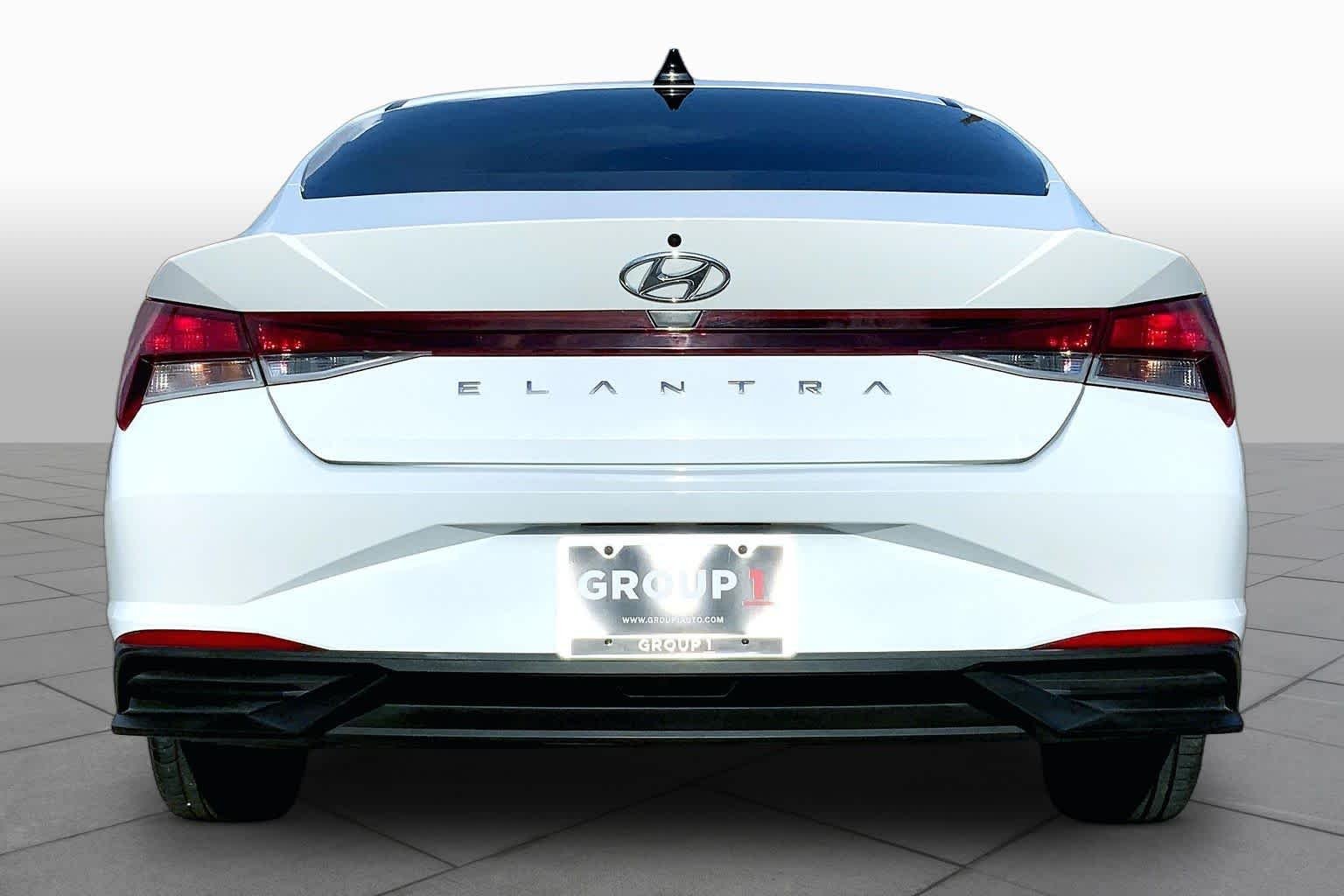 Used 2021 Quartz White Hyundai SE image 5