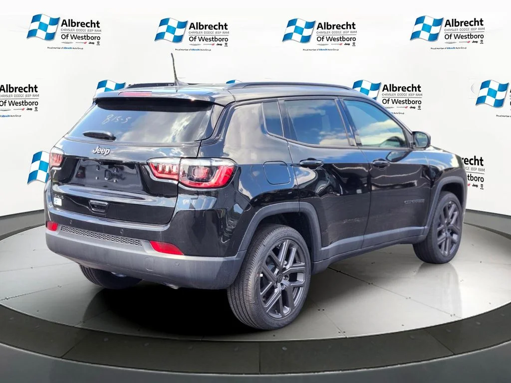 New 2026 Diamond Black Crystal Pearlcoat Jeep Limited image 5