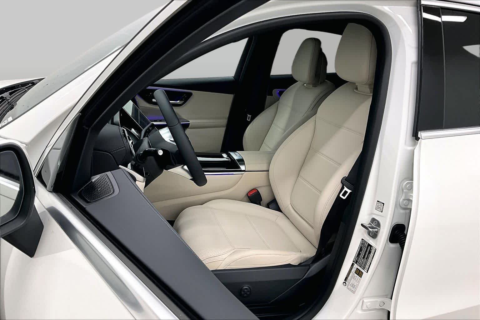 New 2026 Polar White Mercedes-Benz GLC 300 image 9