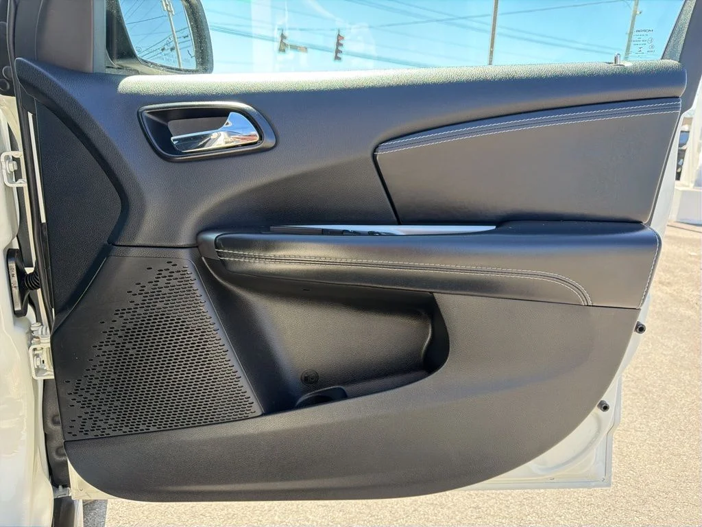 Used 2018 White Dodge Crossroad image 29