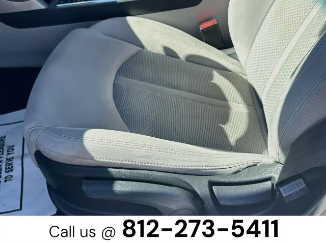 Used 2016 White Hyundai SE image 18