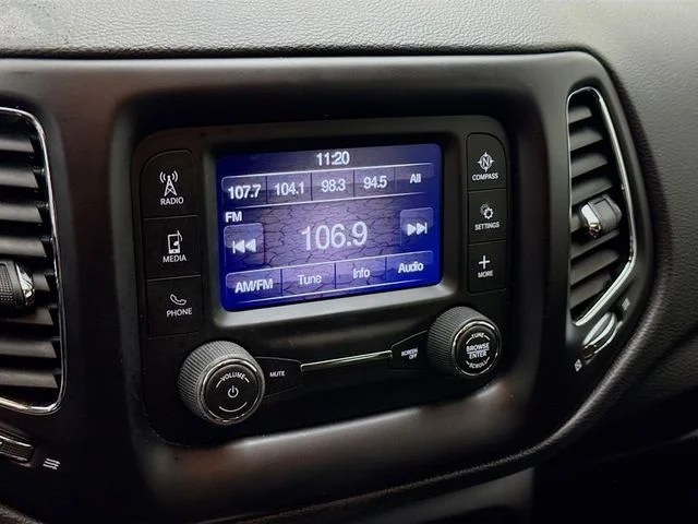 Used 2018 Jazz Blue Pearlcoat Jeep Latitude image 14