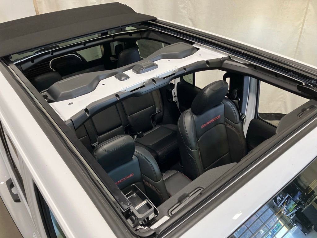 New 2026 Bright White Clear-Coat Exterior Paint Jeep Rubicon X image 23