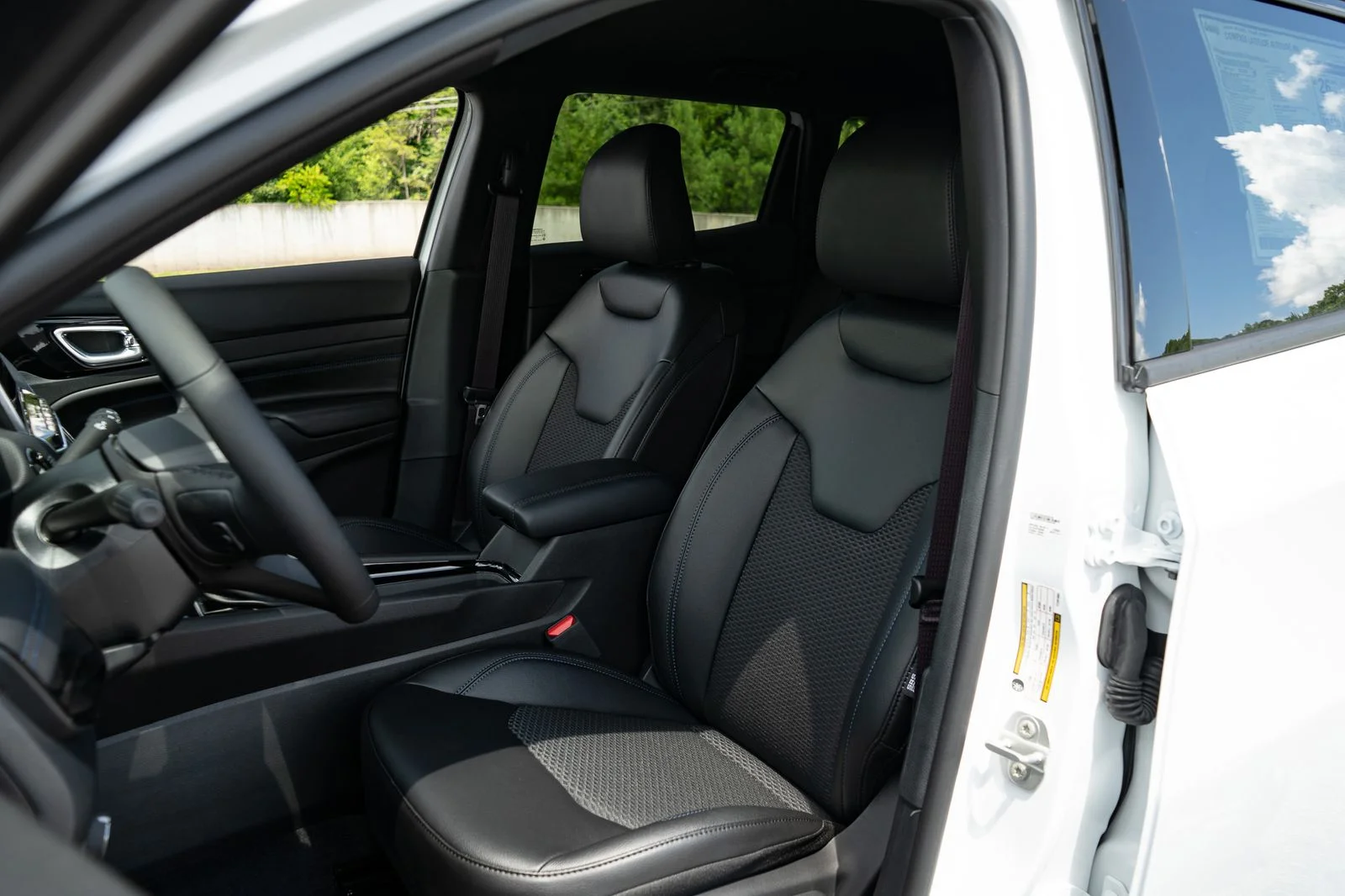 New 2026 Bright White Clearcoat Jeep Latitude image 15