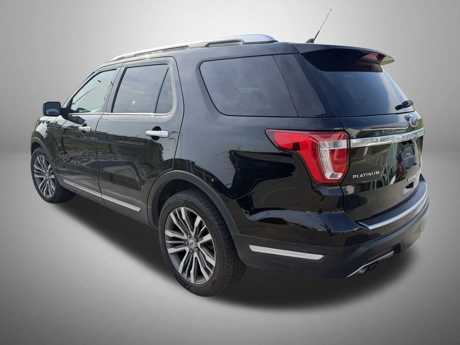 Used 2018 Black Ford Platinum image 4
