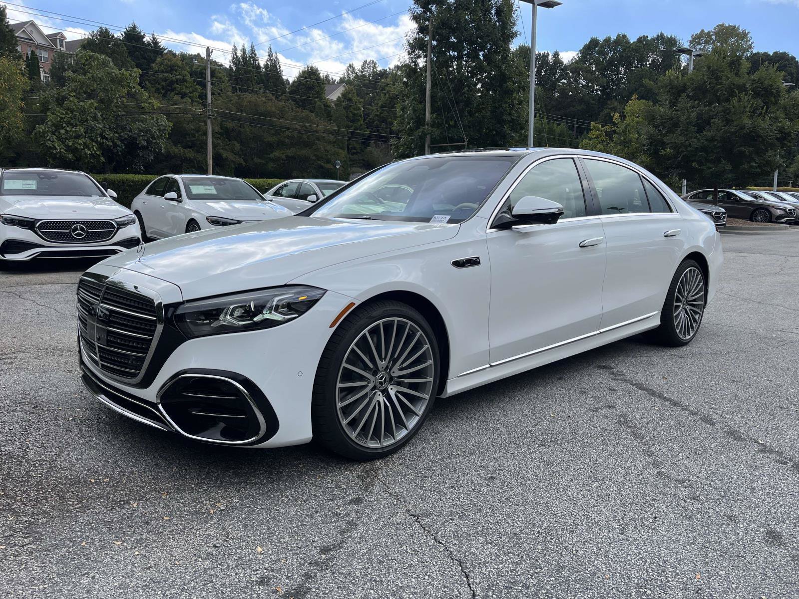 New 2027 MANUFAKTUR Moonlight White Metallic Mercedes-Benz S 500 4MATIC® Sedan image 3