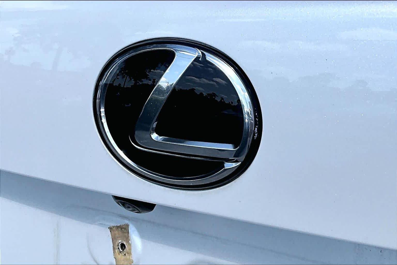 Used 2020 Eminent White Pearl Lexus  image 31