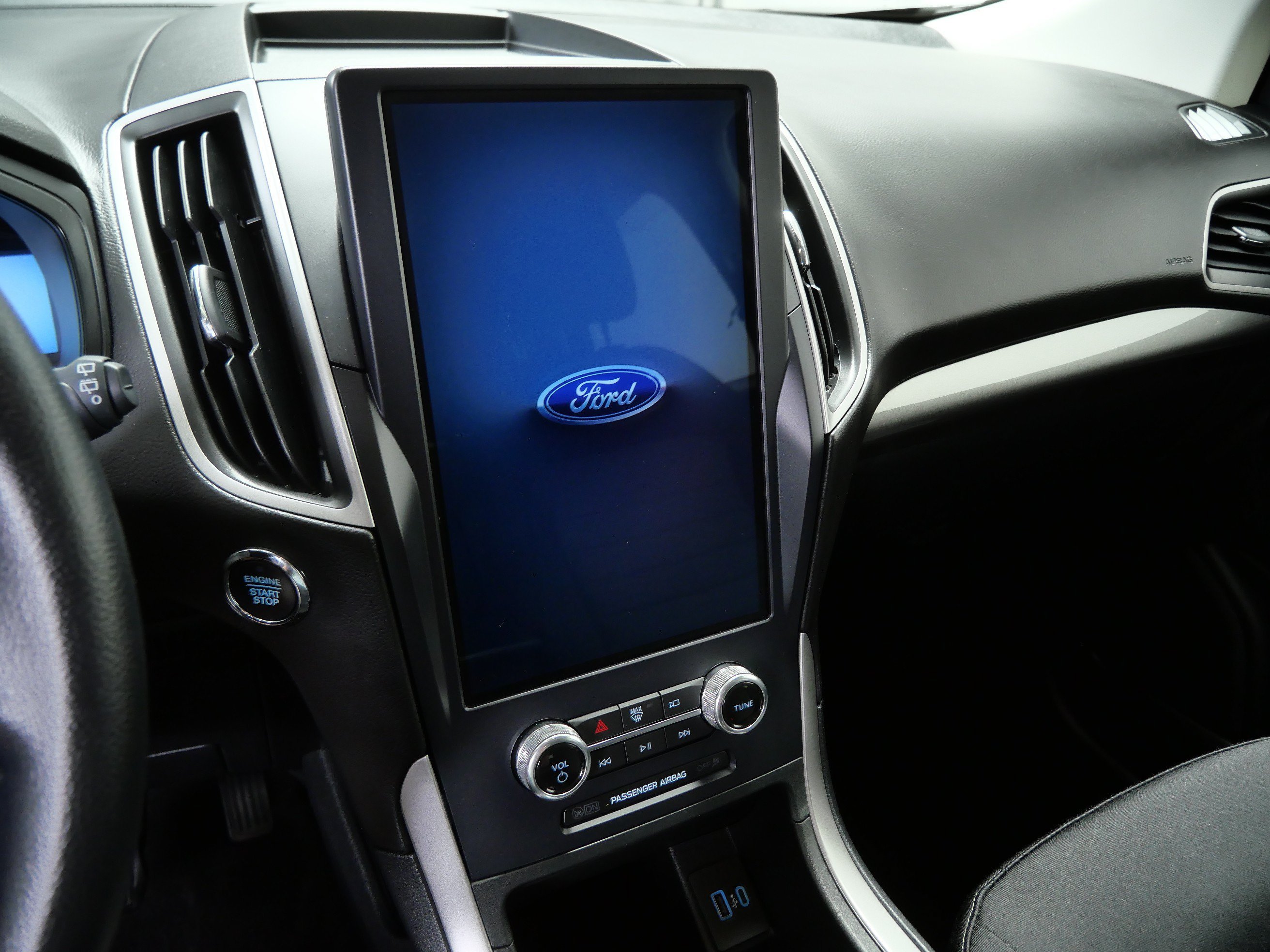 Used 2022 Black Ford SE image 17