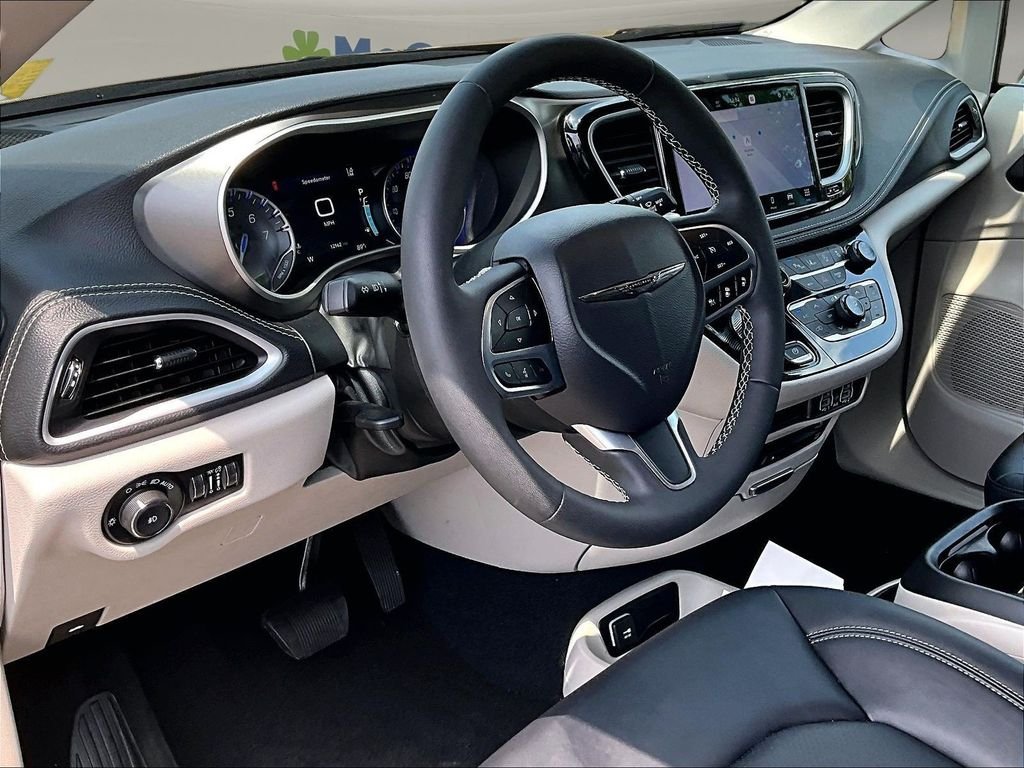 Used 2024 Black Chrysler Touring L image 20