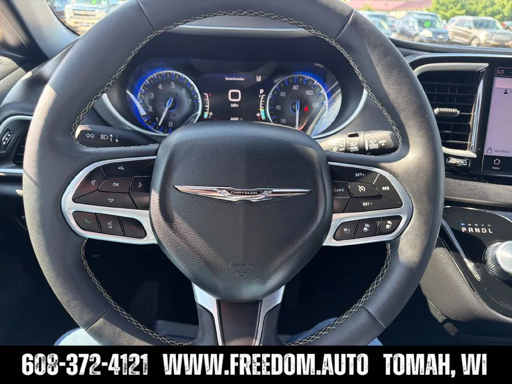 Used 2025 White Chrysler Select image 13