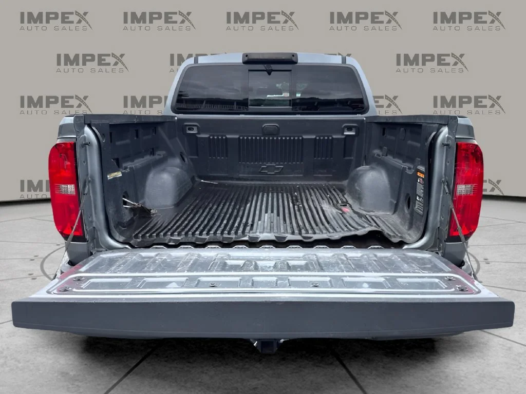 Used 2022 Gray Chevrolet Z71 image 15