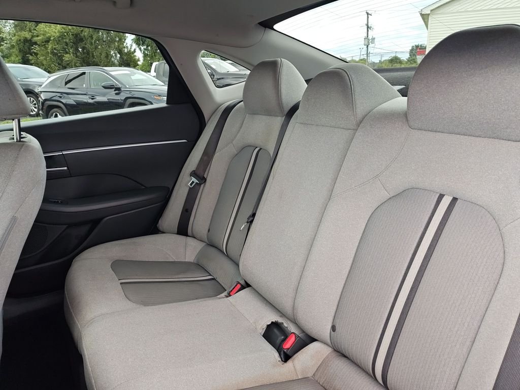 Used 2021 Black Hyundai SE image 14