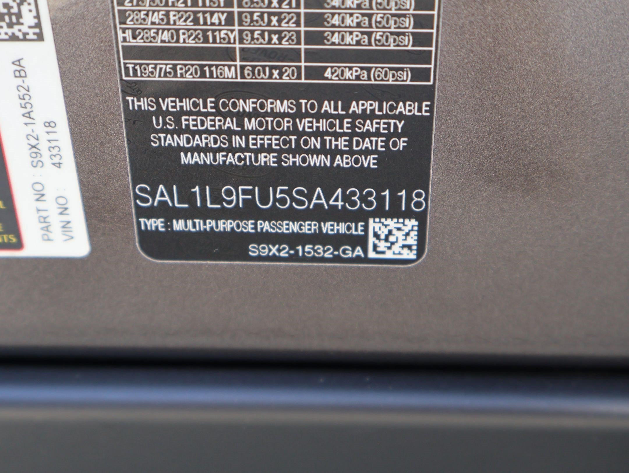 Used 2025 Charente Grey Prem Met Land Rover Dynamic SE image 32