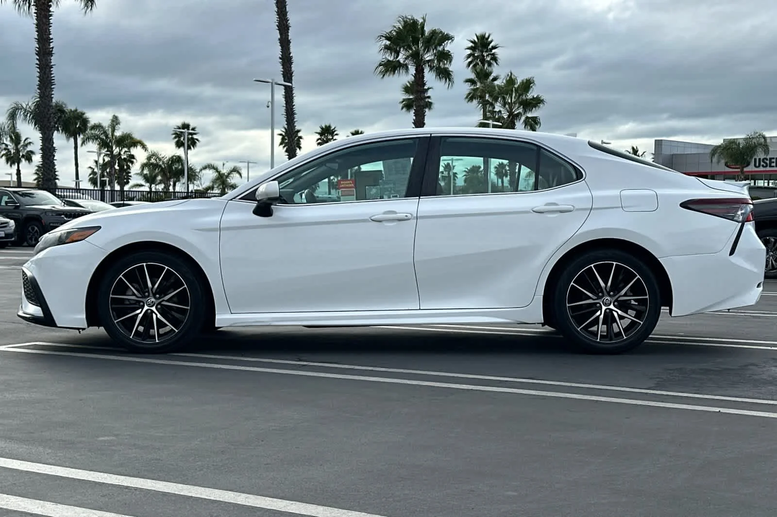 2021 Toyota Camry SE - Photo 6