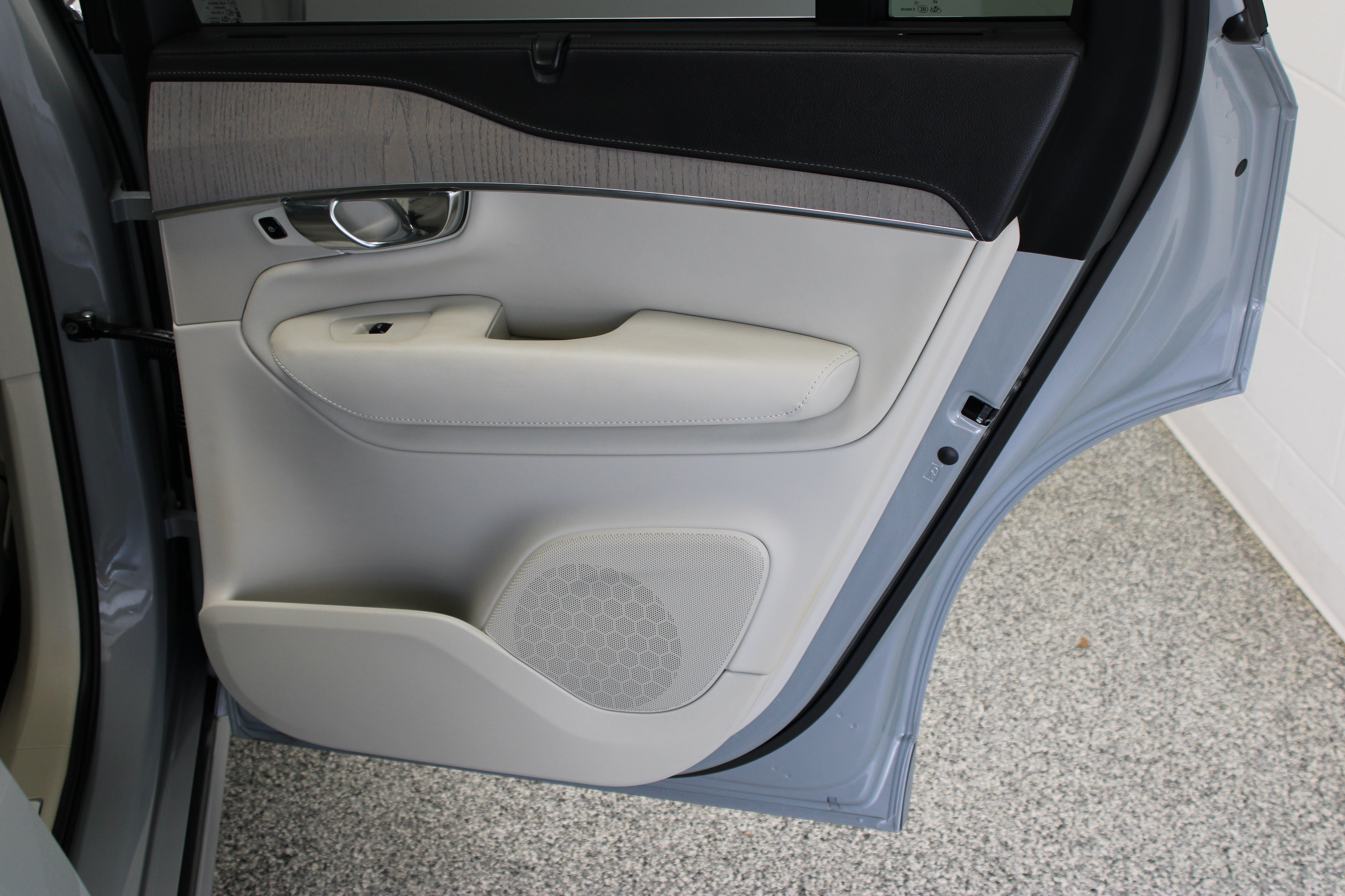 Used 2025 Vapour Grey Metallic Volvo Ultra 2.0T/Electric image 35
