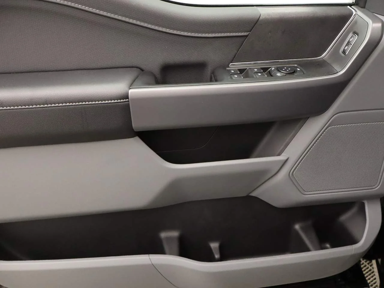 New 2026 Agate Black Metallic Ford XLT image 17