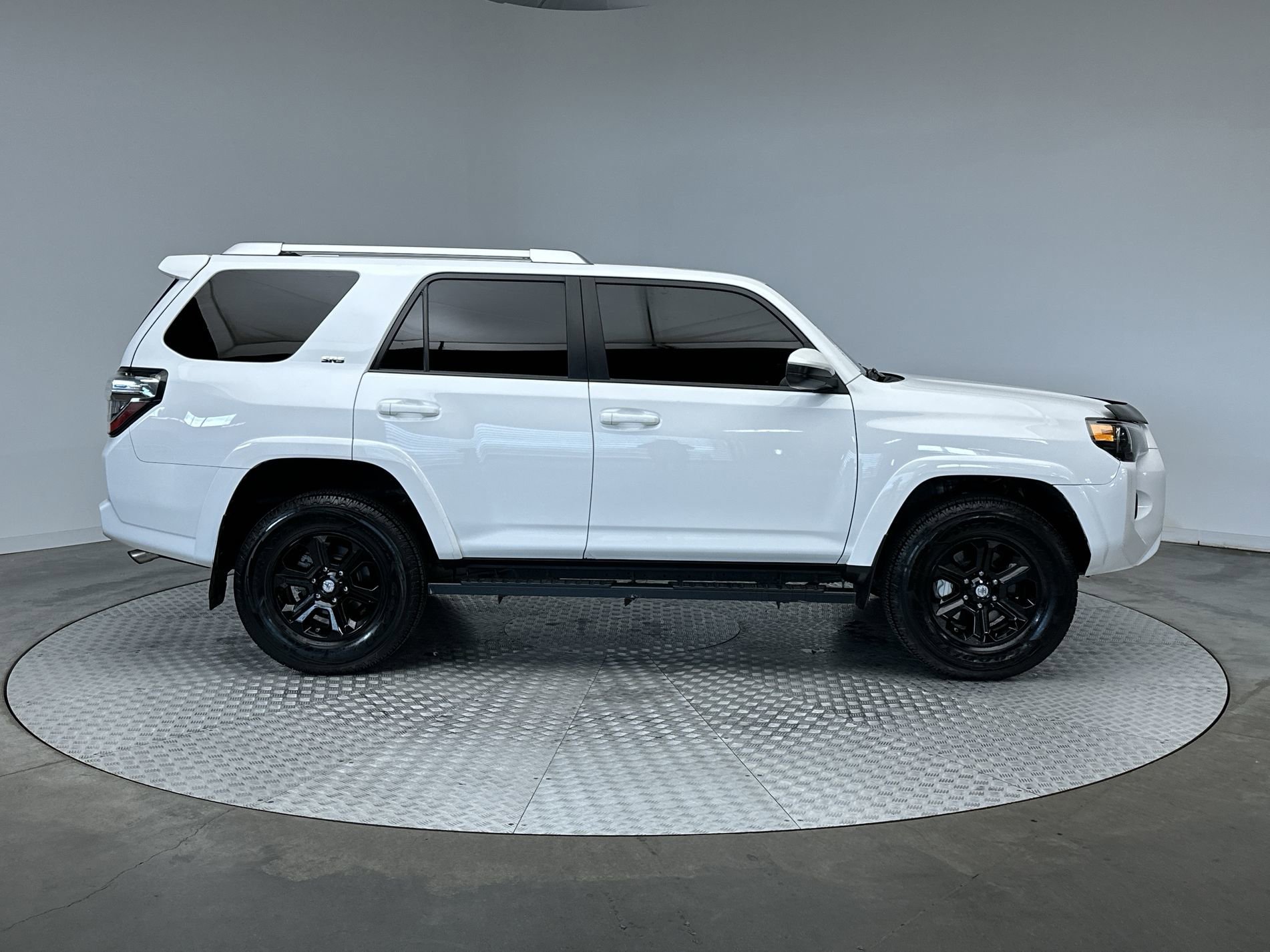 Used 2016 Super White Toyota SR5 image 10