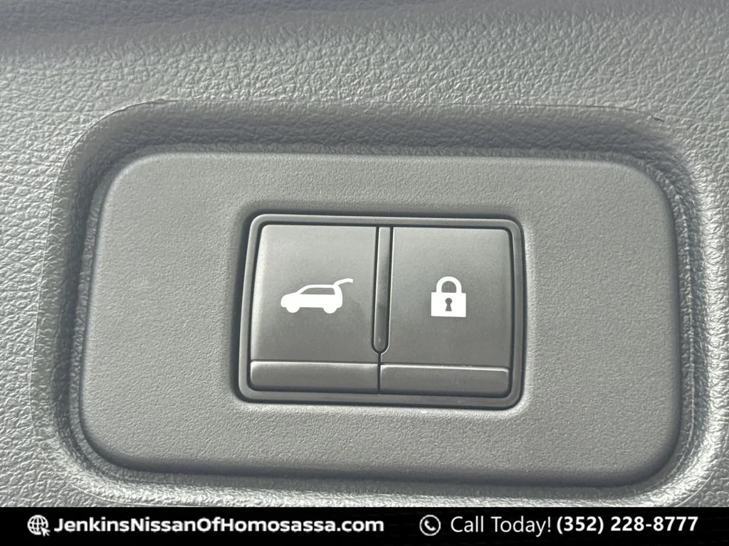 Used 2023 White Nissan Platinum image 22